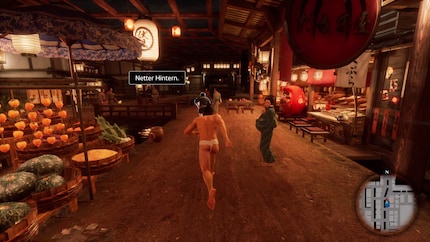 The game manages to combine absolutely absurd side quests with a serious main storyline. Here I am chasing a clothes thief half naked. The German caption reads «nice ass».