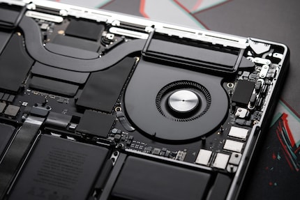 Das grosse MacBook Pro kühlt besser als das kleine. Der Heatsink ist allerdings etwas kleiner als beim Vorgänger.