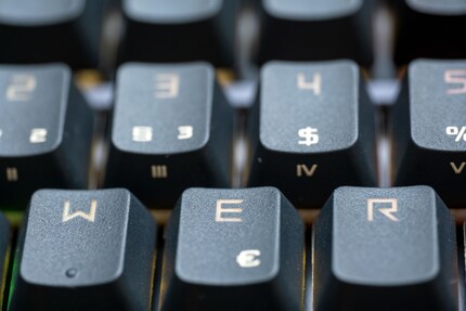Die Tastenkappen der Asus ROG Azoth haben einen schönen Durchscheineffekt, wenn da nur nicht diese grässliche Schrift wäre.