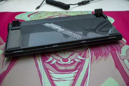 Die Unterseite der Asus ROG Azoth ist aus Kunststoff. Hier befinden sich auch die Füsse zum Verstellen des Tippwinkels.