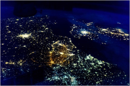 Belgium and the surrounding countries photographed from the ISS. You can see the different hues of lighting in each country. Lighting in Belgium appears orange due to the low-pressure sodium lamps used there. In the Netherlands (right), France (left) and the United Kingdom (above), yellowish light can be seen because high-pressure sodium lamps are used there. The bluish light tone in Germany (at the bottom of the map) is due to the fluorescent and mercury vapour lamps commonly used there.