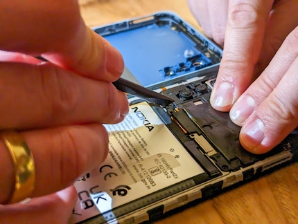 Apply the lever to release the plug connection.