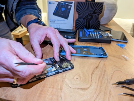 Replacing the battery is possible at home with a little dexterity.