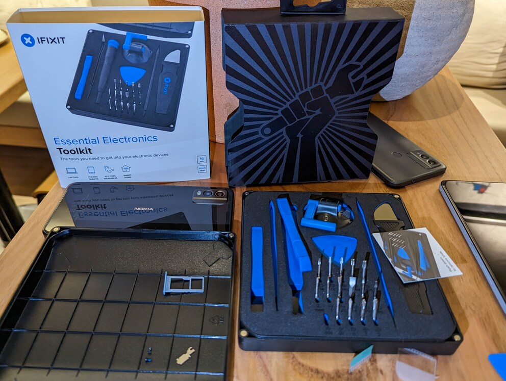 Für das Nokia G22 braucht man nicht die komplette Toolbox von iFixit.
