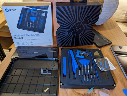 You don't need the complete toolbox from iFixit for the Nokia G22.