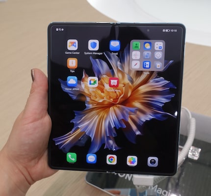 Das Smartphone in geöffnetem Zustand.