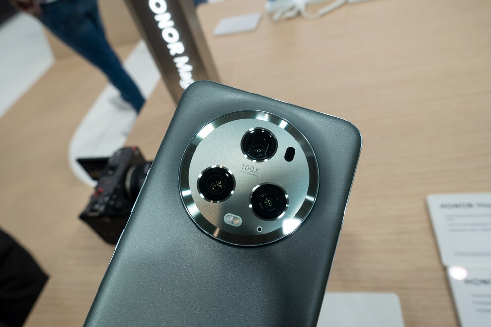Das Honor Magic 5 Pro hat drei 50-Megapixel-Kameras verbaut.