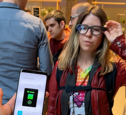 Smartphone-Apps lassen sich über die Linse direkt vors Auge holen.