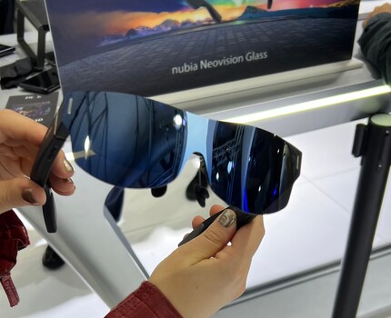 Die futuristische Brille zeigt deinen Smartphone-Bildschirm.
