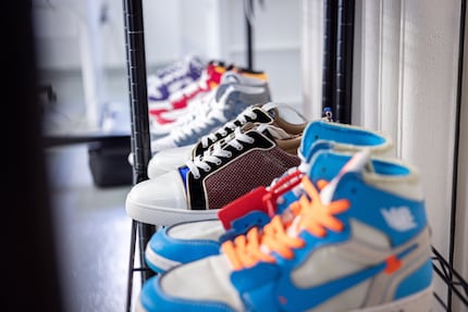 Im Nachher-Regal warten die Schuhe auf Drop-off oder Abholung.