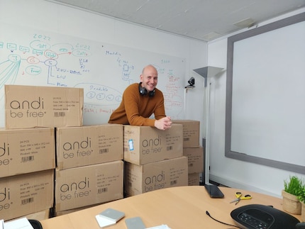 Jonas Wohler  in den Büroräumlichkeiten in Siebnen.