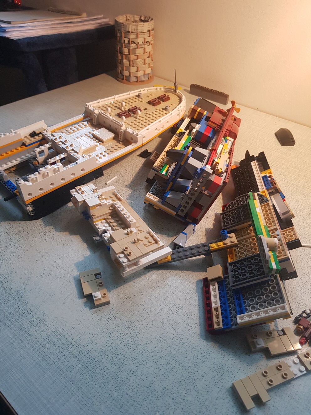 Da liegen sie nun, die Teile, die ich zuvor mühselig zusammengebaut habe.