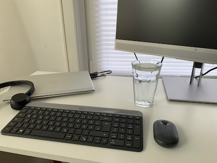 Mein Wasserglas steht griffbereit und erinnert mich daran, regelmäßig zu trinken.