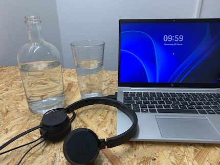 Mein ständiger Begleiter: Auch im Büro mahnen mich Wasserglas und -flasche, stets zu trinken.