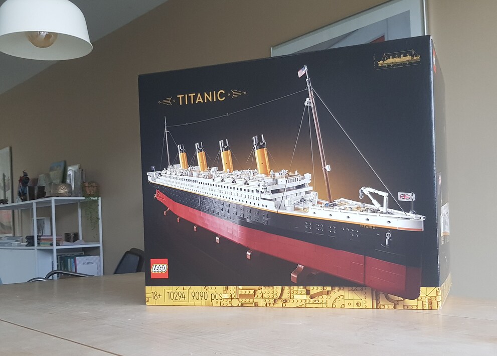 Ziemlich gross die Packung. Kein Wunder, enthält sie doch über 9000 Lego-Teile.