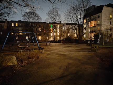 Für mein Auge ist der Spielplatz nahezu komplett dunkel.