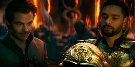 Edgin (Chris Pine) und Xenk (Regé-Jean Page) auf der Suche nach einem wertvollen Relikt.