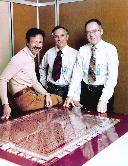 Gordon Moore (rechts) mit Intel-Mitgründer Robert Noyce (Mitte) und Andy Grove (links).