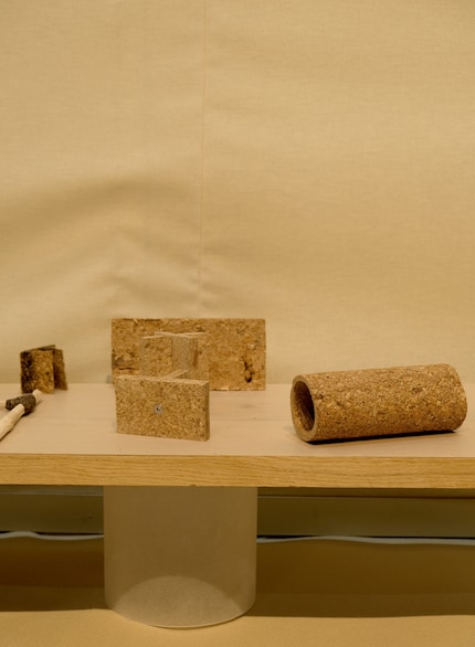 ... und verschiedene Materialstudien mit unterschiedlichen Bindemitteln getestet.