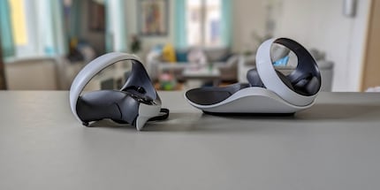 Die ungewöhnliche Form der Controller macht das Einsetzen nicht ganz einfach.