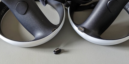 Nur wenn die beiden Adapter eingesteckt sind, laden sich die Controller.