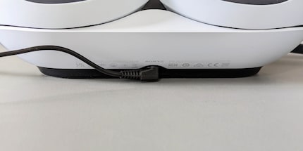 Die Ladestation wird über ein separates Netzteil gespeist.
