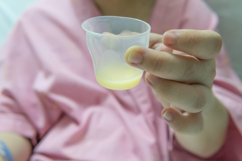Die Vormilch ist gelblicher als die spätere Muttermilch – und reich an Eiweiss und Vitaminen.