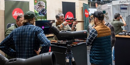 Auch wenn es nur ein Holzschaft ist und es um die Funktion des Zielfernrohrs geht: Ein Gewehr im Anschlag löst bei mir ein seltsames Gefühl aus. Und bitte den Finger lang.