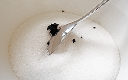 Die Vanillepaste lässt sich am besten in die Schüssel geben, indem du sie vom Messer am Löffel abstreichst.