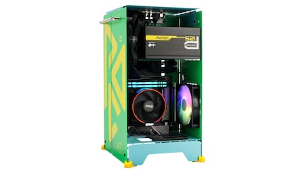 Auf der einen Seite finden Mainboard, Lüfter und Netzteil ihren Platz...