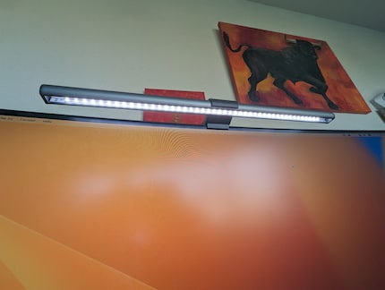 Die LEDs der Screenbar leuchten am Bildschirm entlang auf den Schreibtisch.