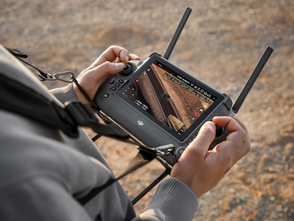 Der DJI RC Plus hat mehr dedizierte Knöpfe als andere Fernbedienungen.