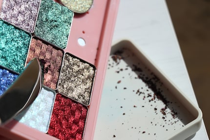 Hier habe ich mich für einen ausgefallenen Duochrome-Lidschatten entschieden. Je nach Lichteinfall reflektiert er eine andere Farbe.