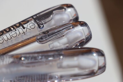 Die transparenten «Extreme Shine Volume» Lipglosse von essence in «01 Crystal Clear».