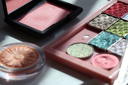 Blushes und Lidschatten, mit denen nun experimentiert wird.