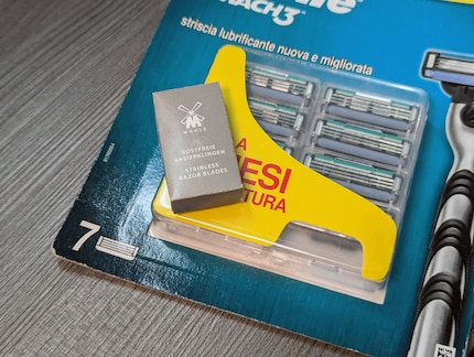 Modern ist nicht besser: Die Miniverpackung für den Rasierhobel im Vergleich zur Plastik-Konkurrenz.
