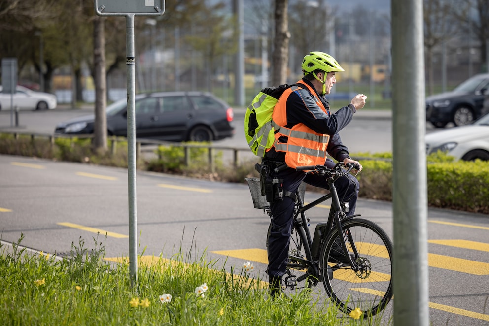 Remo Zemp hat die Teilnehmerinnen und Teilnehmer während der Fahrübungen im Blick