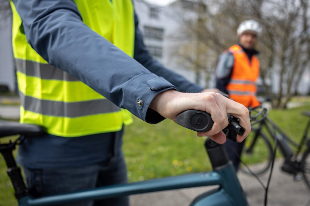 So ist's richtig: Daumen, Ring- und kleiner Finger sind um den Griff, Zeige- und Mittelfinger bremsbereit.
