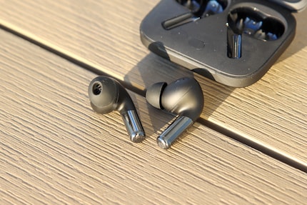 Die OnePlus Buds Pro 2 sitzen bequem im Ohr.