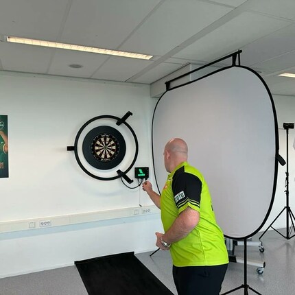 Ex-Dart-Weltmeister Michael van Gerwen beim Werfen.