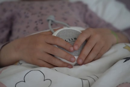 Mit Snoozy in den Händen und Schlaflied im Ohr ist meine Tochter eingeschlafen.
