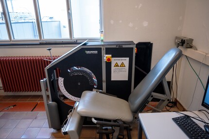 Prototyp der Leg Extension: ein unscheinbares Gerät, vollgepackt mit modernster Technik. Diese befindet sich hinter der Abdeckung und darf (noch) nicht fotografiert werden.