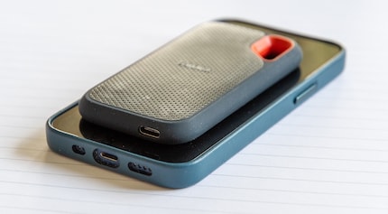 Sieht aus wie ein Smartphone, nur kleiner. Und ohne Bildschirm. Und kaputt. Und mit einem Loch oben rechts. Aber sonst wirklich genau wie ein Smartphone.
