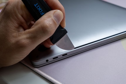 With the Jimmy tool, I could get into the narrow gap of my MacBook (which I’m not actually doing in the picture).