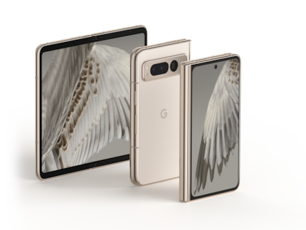 Das Pixel Fold aufgelappt und geschlossen.