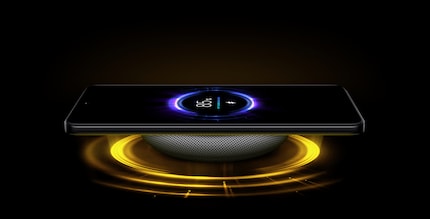 The F5 Pro can be charged wirelessly with 30 watts - that's top level.