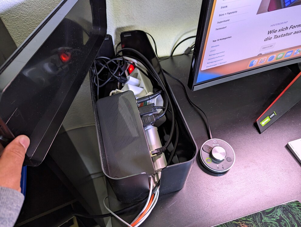 Die LogiLink Box hat viel Platz für Ladegeräte und Kabel.