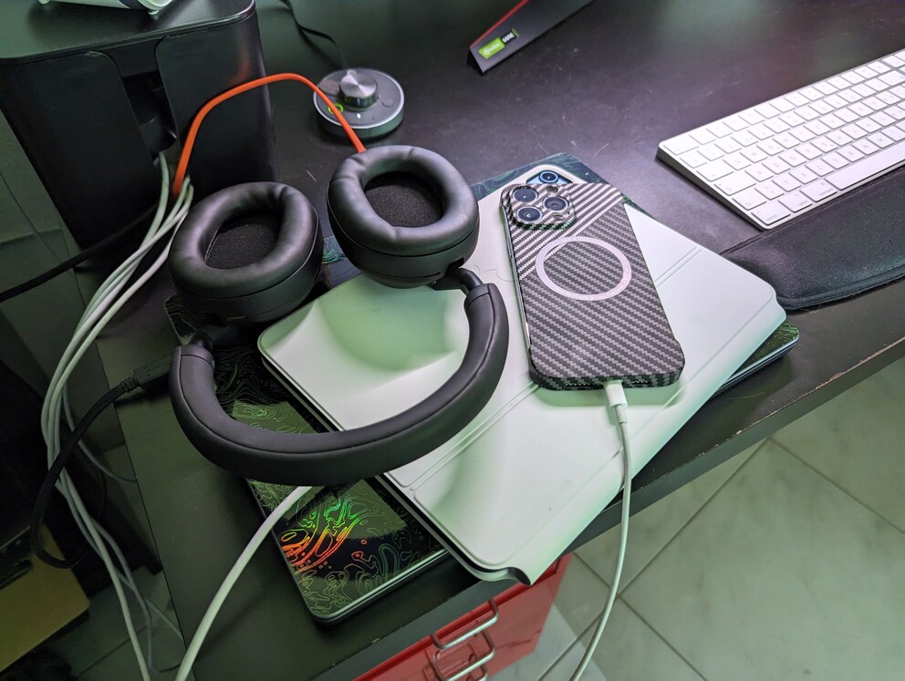 Alltagsrealität auf dem Bürotisch: Ich brauche viele Kabel, um Gadgets zu laden.