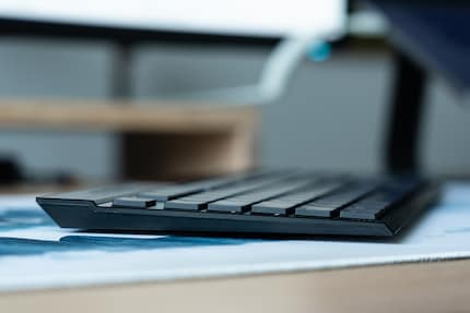 Die Corsair K100 Air ist flach. Das Gehäuse misst an der dünnsten Stelle gerade mal elf Millimeter.