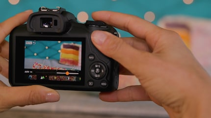 The rear display of the R100 is fixed and has no touch function.